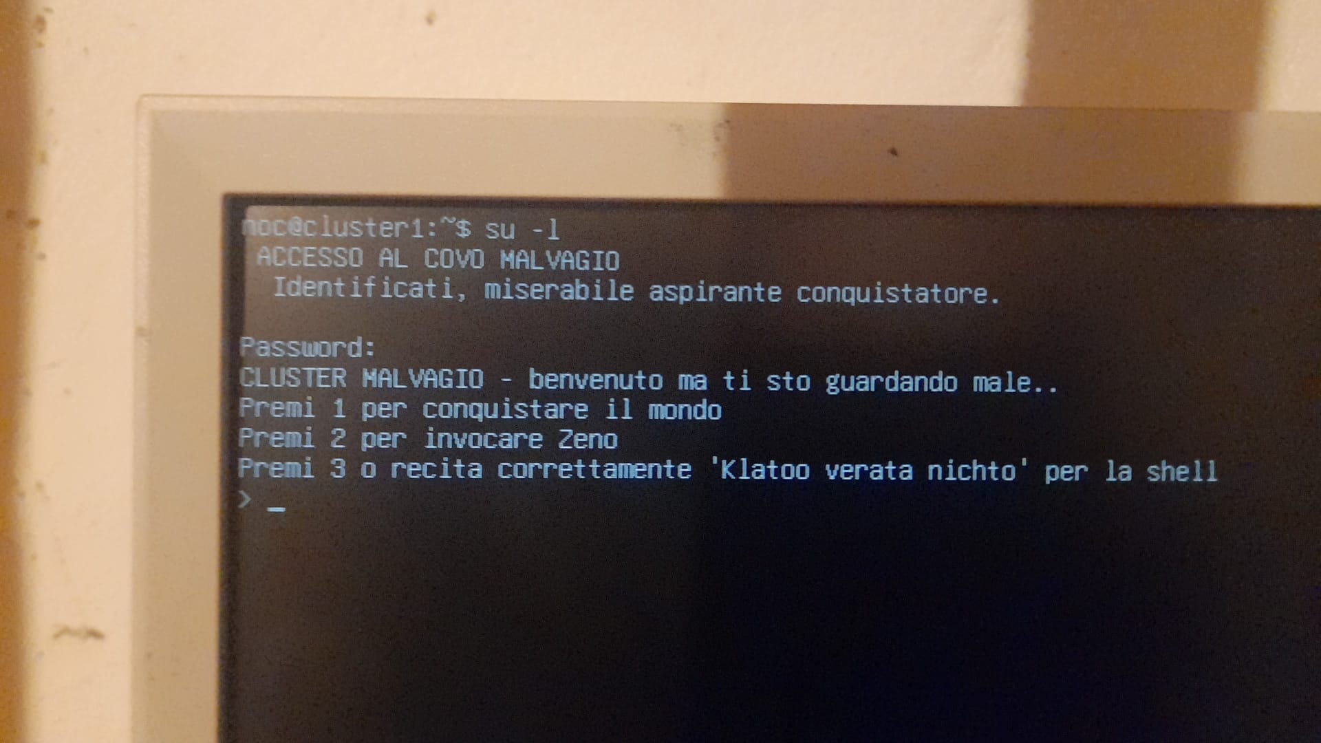 Schermo del laboratorio con il messaggio di accesso al Cluster Malvagio