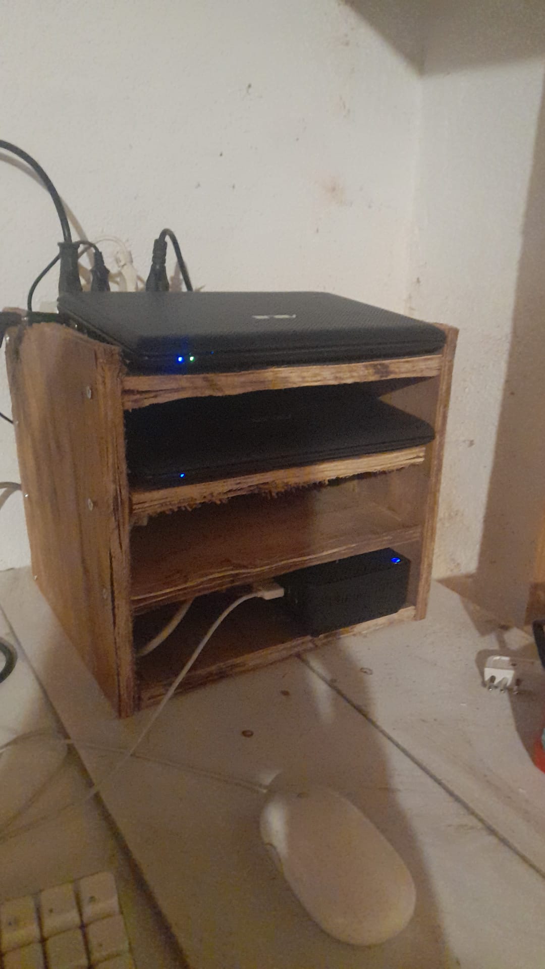 Tre piccoli computer sovrapposti in un telaio di legno costruito per il cluster