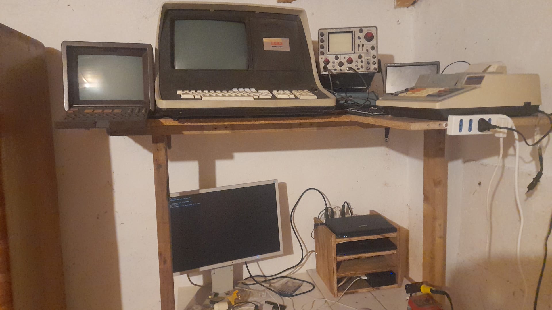 Il laboratorio con terminali storici, strumenti e il telaio del cluster EWB